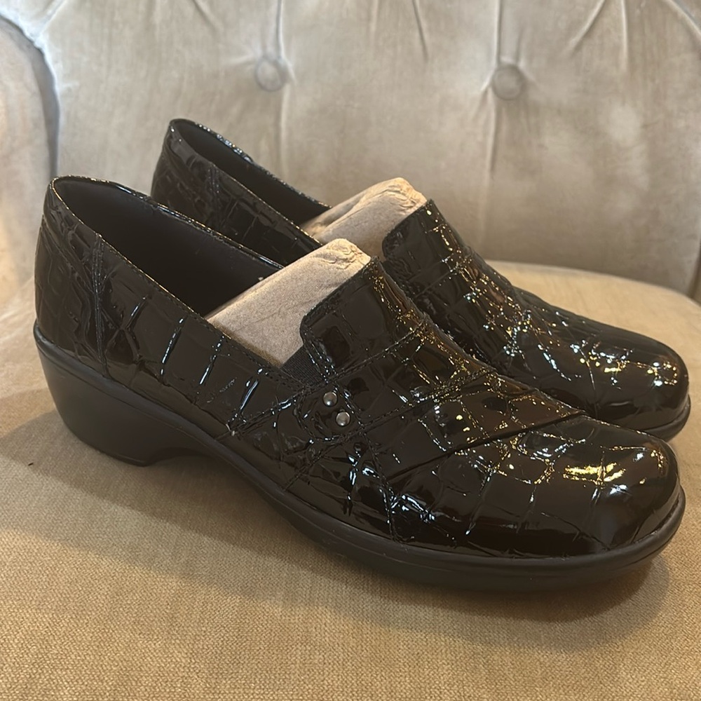 Clarks May Marigold black croc embossed slip ons, 9 M shoes New